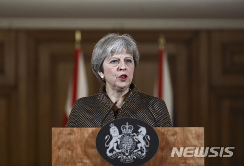 【런던=AP/뉴시스】14일(현지시간) 테리사 메이 영국 총리가 다우닝 10번가 총리 관저에서 시리아 공격 관련 기자회견을 열고 있다. 2018.04.14