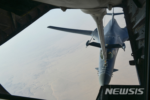 【AP/뉴시스】 미국 국방부는 14일(현지시간) B-1B 랜서 전략 폭격기가 지난 13일 공중급유기 KC-135로부터 급유를 받은 후 분리되는 모습의 사진을 공개했다. B-1B는 시리아 현지시간으로 14일 새벽 시리아 내 화학무기 관련 시설 3곳을 폭격하는 작전에 참여했다. 2017.04.15 