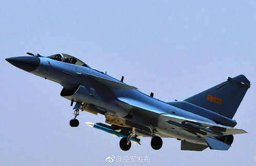 【서울=뉴시스】중국 공군이 16일 공식 웨이보를 통해 4세대 다목적 전투기 젠(殲)-10C가 실전에 투입됐다고 발표했다. 해당 전투기의 자료사진. (사진출처: 중국 공군 웨이보) 2018.04.16 