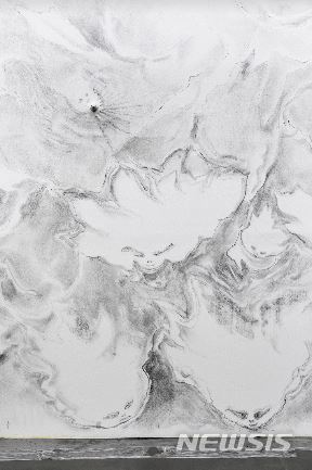 【서울=뉴시스】 크리스티앙 로피탈, 마음의 일종 - 상상, 2018, 벽에 흑연 분말. 오로지 흑연만으로 벽면 전체를 채우는 크리스티앙 로피탈의 그림에는 기이한 식물, 또는 유령이나 외계 생명체와 같은 이미지들이 구름처럼 부유한다. 