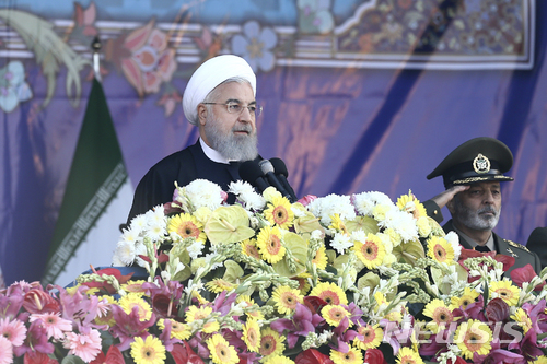 【테헤란=AP/뉴시스】하산 로하니 이란 대통령이 18일(현지시간) 국군의 날을 맞아 테헤란에서 열린 열병식에 참가하고 있다. 2018.04.18