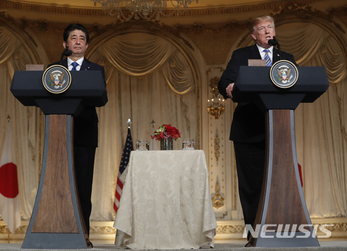 【팜비치=AP/뉴시스】도널드 트럼프 미국 대통령과 아베 신조 일본 총리가 18일(현지시간) 플로리다주 팜비치에 있는 마라라고 리조트에서 공동기자회견을 갖고 있다. 2018.04. 19