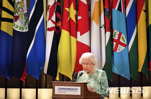【런던=AP/뉴시스】 영국의 엘리자베스 2세 여왕이 19일 버킹엄궁에서 영연방 정부수장회의 개회 연설을 하고 있다. 영연방은 50개국이 넘는다. 2018. 4. 19.