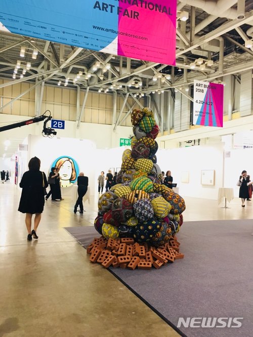 【부산=뉴시스】 박현주 기자 = '아트부산 2018'에 참여한 대구 우손갤러리는 파리의 대표적인 흑인 예술가로 손꼽히는Barthélémy Toguo (바르텔레미 토구오)의 거대한 설치작품을 전시해 눈길을 끌고 있다.