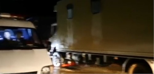 【서울=뉴시스】중국 외교부가 22일 저녁 북한 황해북도에서 대형 교통사고가 발생해 중국인 관광객 32명이 숨졌다고 밝혔다. 중국 중앙(CC) TV가 공개한 영상을 캡쳐한 사진으로, 사고 현장에 있는 군용 차량. (사진출처: CCTV) 2018.04.23 