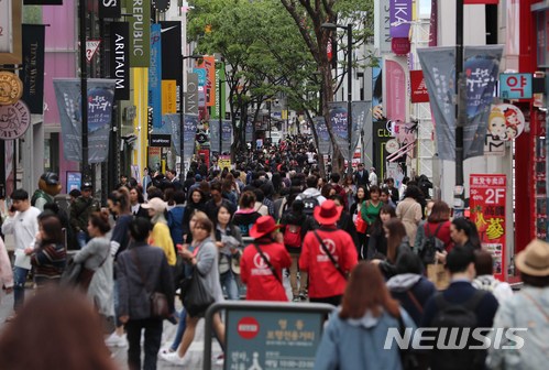 【서울=뉴시스】고승민 기자 = 중국 관광객이 13개월만에 증가한 것으로 알려진 24일 오후 서울 명동거리를 찾은 중국인 등 외국인 관광객이 즐거운 시간을 보내고 있다.이날 한국관광공사는 지난달 방한한 중국인 관광객이 전년 대비 11.8% 증가한 40만3000명이었는데, 전월보다 17% 늘어난 것이라고 밝혔다. 13개월만에 처음으로 증가세로 전환된 것이다. 2018.04.24. kkssmm99@newsis.com