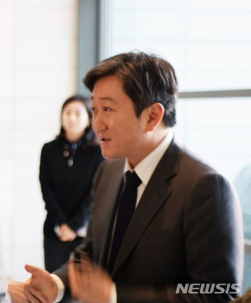 【서울=뉴시스】 박현주 기자 = 가나아트 한남을 개관한 이정용 가나아트센터 대표가 트렌드한 미술문화판을 이끌고 있다.