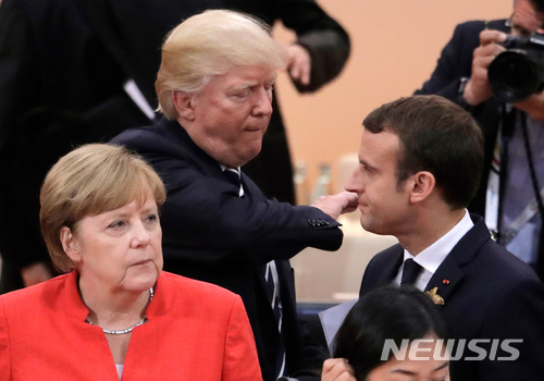 【함부르크=AP/뉴시스】2017년 7월 일 독일 함부르크에서 열린 주요 20개국(G20) 정상회의에서 도널드 트럼프 미국 대통령(가운데), 앙겔라 메르켈 독일 총리(왼쪽), 에마뉘엘 마크롱 프랑스 대통령이 서로 다른 곳을 바라보고 있다. 2018.5.8. 