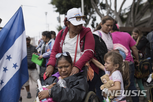 지난 4월말 중미 여러나라의 미국행 '캐러밴' 이주자들이 수천 킬로를 걷고 달려 미국과 멕시코 국경 티후아나에 닿아 난민 신청을 시도하고 있다. AP 