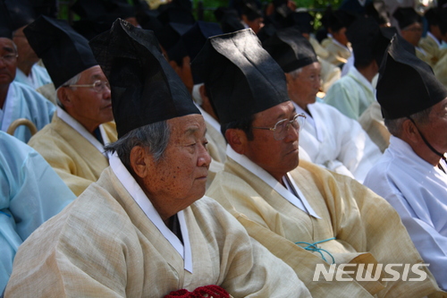 【영주=뉴시스】김진호 기자 = 4일 경북 영주시 소수서원에서 열린 '영주 소수서원 유교성지 선포식'에서 유림들이 행사를 지켜보고 있다. 2018.05.04  kjh9326@newsis.com