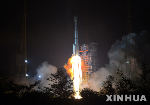【시창=신화/뉴시스】 중국 우주당국은 4일 새벽 쓰촨성 시창 위성발사센터에서 APSTAR-6C 통신위성을 쏘아올려 예정 궤도에 안착시켰다. 2018.05.04 