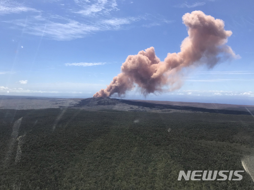 【하와이섬(미 하와이주)=AP/뉴시스】빅 아일랜드로 부리는 미 하와이주 하와이섬의 킬라우에아 화산이 3일(현지시간) 규모 5.0의 지진 후 분화하면서 붉은 화산재 연기를 내뿜고 있다. 이날 화산 폭발로 하와이섬 동부 레일라니의 주택가에서 불과 180여m 떨어진 곳까지 용암이 흘러내렸다. 하와이주는 레일라니 지역의 주민들에 강제 대피령을 내렸다. 2018.5.4