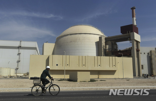 【부셰르(이란)=AP/뉴시스】지난 2010년 10월26일 이란 남부 부셰르 외곽의 부셰르 원자력발전소의 원자로 앞을 한 노동자가 자전거를 타고 지나가고 있다. 도널드 트럼프 미 대통령은 8일 오후 2시(한국시간 9일 오전 3시) 지난 2015년 체결된 이란 핵협정 탈퇴 여부에 대한 결정을 발표할 예정이다. 2018.5.8