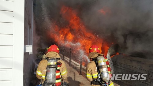 【고양=뉴시스】이경환 기자 = 9일 오후 3시25분께 경기 고양시 일산서구 가좌동의 장난감 보관창고에서 불이 나 소방당국이 진화 중이다. 2018.05.09.(사진=경기북부소방재난본부 제공) lkh@newsis.com