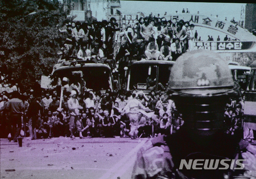 【광주=뉴시스】 1980년 5·18민주화운동 당시 광주시민과 계엄군이 대치를 하고 있는 모습. 2018.06.25. (사진=5·18민주화운동기록관 공개 영상 촬영, 뉴시스 DB) photo@newsis.com