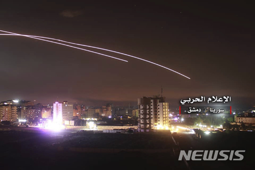 【다마스쿠스=AP/뉴시스】10일(현지시간) 시리아 수도 다마스쿠스 상공으로 미사일이 쏘아올려지고 있다. 사진은 시리아 정부가 운영하는 시리아중앙군미디어(SCMM)이 제공.  