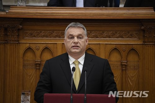 【부다페스트=AP/뉴시스】3연임에 성공한 빅토르 오르반 헝가리 총리가 10일(현지시간) 헝가리 부다페스트 의회에서 취임연설을 하고 있다. 2018.05.11