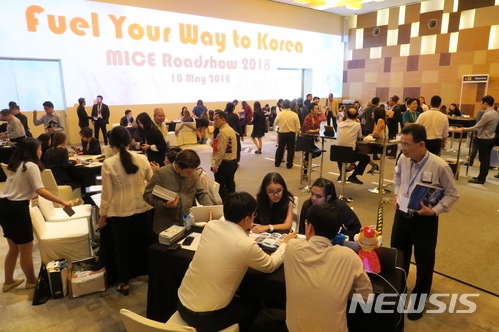 【서울=뉴시스】10일 싱가포르에서 열린 '한국 MICE 로드 쇼'.