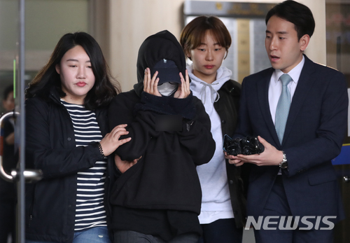 【서울=뉴시스】고승민 기자 = 홍익대학교 회화 수업 도중 남성 모델의 나체 사진을 촬영해 인터넷에 유출한 혐의를 받고 있는 20대 모델 안모(25, 여)씨가 구속 전 피의자심문(영장실질심사)을 받기 위해 12일 오후 서울 마포경찰서를 나서 서부지법으로 향하고 있다. 안씨는 지난 1일 홍익대 회화과 '누드 크로키' 수업에 참여한 남성 모델의 나체를 몰래 촬영하고 이를 인터넷 커뮤니티인 '워마드'에 게시한 혐의를 받고 있다. 안씨는 해당 수업에 참여한 누드모델 4명 가운데 1명이었다. 촬영 대상인 남성 모델과는 사건 당일 처음 봤으며, 다툼 이후 홧김에 사진을 촬영해 온라인에 게시했다는 취지로 진술했다고 경찰은 전했다. 경찰은 안씨가 워마드에서 활동한 내역을 파악하고 있다. 경찰 관계자는 "워마드 운영자 신원을 파악하기 위해 압수수색 영장을 발부 받아 운영자 이메일 운영업체에 보내뒀다"고 전했다. 2018.05.12. kkssmm99@newsis.com