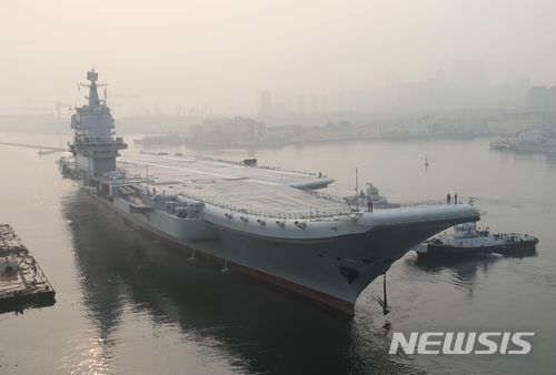 【다롄=신화·AP/뉴시스】 중국 최초의 국산 항공모함 001A함이 13일 랴오닝성 다롄 근해에서 시험운항하고 있다. 사진은 신화통신이 제공했다. 2018.05. 14 