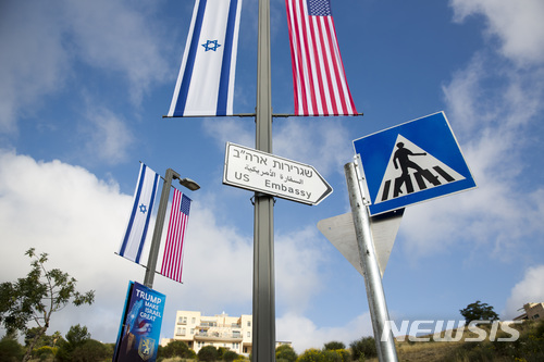 【예루살렘=AP/뉴시스】13일(현지시간) 주이스라엘 미국 대사관의 예루살렘 이전식을 하루 앞두고 예루살렘의 거리에 미 대사관으로 가는 길을 나타낸 표지판이 설치돼 있다. 20185.14.