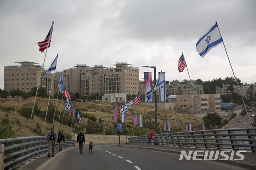 【예루살렘=AP/뉴시스】예루살렘에 들어선 주 이스라엘 미국 대사관 근처의 한 다리에 이스라엘 국기와 미국 국기가 게양돼있다. 대사관은 14일 정식으로 문을 열었다. 2018.05.14