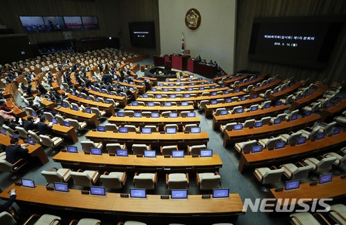 【서울=뉴시스】홍효식 기자 = 14일 오후 서울 여의도 국회 본회의장에서 '드루킹 댓글조작' 특검법 처리와 지방선거 출마에 따른 의원직 사직안 처리를 위한 원포인트 본회의 저지를 위해 연좌농성을 하고 있는 자유한국당 의원들의 빈자리가 보이고 있다. 2018.05.14. yesphoto@newsis.com