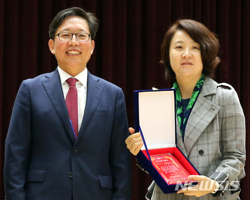 【대전=뉴시스】 한밭대 산업디자인학과 안세윤 교수가 한국콘텐츠학회 '우수작품 학술상'을 수상하고 기념촬영을 하고 있다.(사진=한밭대 제공) 