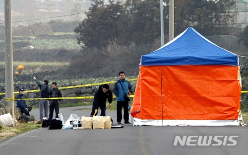 【제주=뉴시스】우장호 기자 = 16일 오전 경북 영주시에서 장기 미제 제주 보육교사 살인 사건 유력 용의자 박모(49)씨가 경찰에 붙잡혔다. 지난 2009년 피해자의 시신이 발견된 제주시 애월읍 하가리 농업용 배수로. 2018.05.16. woo1223@newsis.com