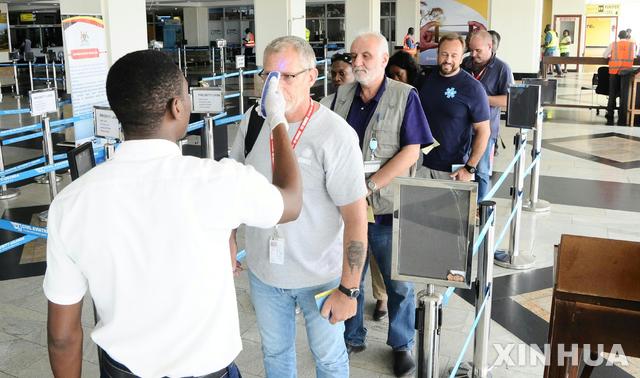 【캄팔라( 우간다) = 신화/뉴시스】 우간다의 엔테베 국제공항에서 에볼라 방역을 위한 입국자 검역을 강화하기 위해 5월 16일부터 환자 검색에 체온 측정기를 사용하고 있다.   