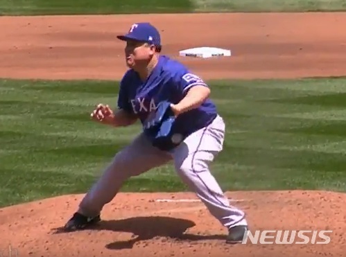 【서울=뉴시스】 경기 중 타구에 복부를 맞은 텍사스 레인저스 투수 바톨로 콜론. (사진=MLB 홈페이지) 