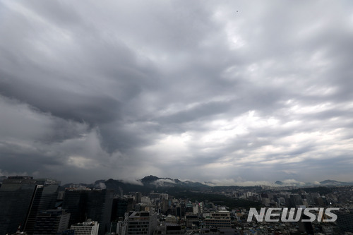 【서울=뉴시스】박주성 기자 = 서울에 호우주의보가 내린 가운데 17일 오전 서울 하늘에 구름으로 덮혀 있다. 2018.05.17. park7691@newsis.com