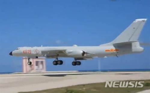 중국 전략폭격기 훙-6K가 남중국해 인공섬에 깔린 활주로에서 이륙하고 있다. (인터텟 캡처)