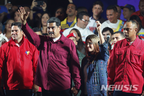【카라카스=AP/뉴시스】20일(현지시간) 니콜라스 마두로 베네수엘라 대통령이 개표가 93% 진행된 가운데 68%의 득표율을 기록하자 지지자들에게 손을 흔들고 있다. 2018.05.21.