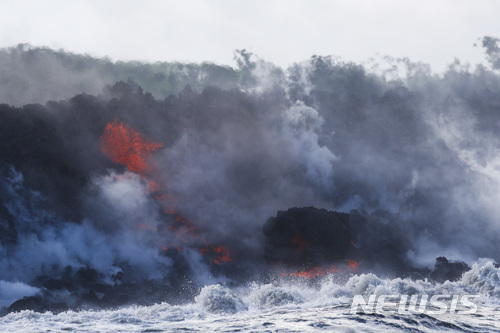 【파오아=AP/뉴시스】20일(현지시간) 미국 하와이 주 하와이섬 파호아 지역 인근 바닷가로 킬라우에아 화산에서 흘러나온 용암이 흘러들어가고 있다. 과학자들은 용암과 바닷물의 화학작용으로 유독가스가 만들어진다고 경고했다. 2018.05.21.