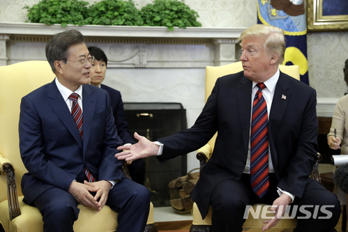 【워싱턴=AP/뉴시스】 도널드 트럼프(오른쪽) 미국 대통령이 22일(현지시간) 백악관 집무실에서 문재인 대통령을 만나 대화를 나누고 있다. 2018. 05.23.