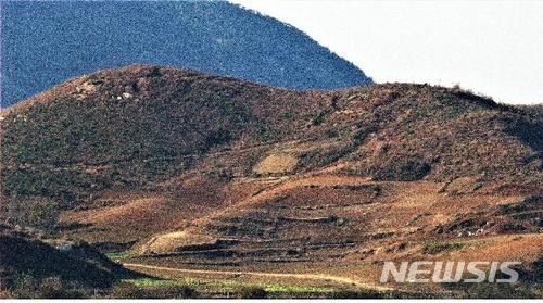 【세종=뉴시스】북한 개성시 주변 산지 모습. 2018.05.24.(사진 = 녹색연합 제공)photo@newsis.com