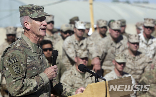 【쇼라브(아프가니스탄 )=AP/뉴시스】 올 1월 15일 나토군 아프간 파견 사령관 겸 아프간 주둔 미군 사령관인 존 니콜슨 장군이 현지에서 연설을 하고 있다. 미군은 최근 10월 18일 아프간의 칸다하르 주에서 현 사령관인 제프리 스마일리 장군이 총상을 입었다고 밝혔다. 