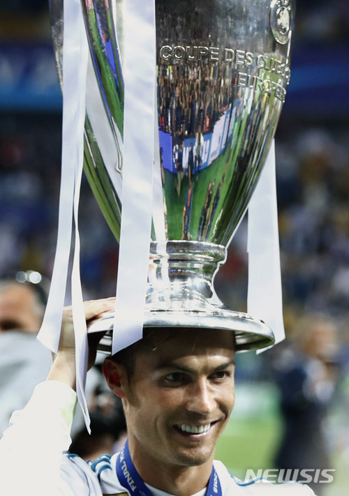 Real Madrid&#039;s Cristiano Ronaldo celebrates with the trophy after winning the Champions League Final soccer match between Real Madrid and Liverpool at the Olimpiyskiy Stadium in Kiev, Ukraine, Saturday, May 26, 2018. (AP Photo/Matthias Schrader)