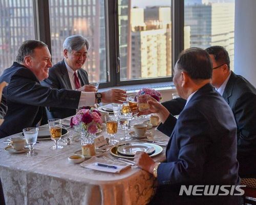 【서울=뉴시스】 마이크 폼페이오 미국 국무장관(왼쪽)과 김영철 북한 노동당 부위원장(오른쪽)이 30일(현지시간) 미국 뉴욕에서 만찬을 가지며 건배하고 있다.<사진출처: 폼페이오 트위터> 2018.05.31 