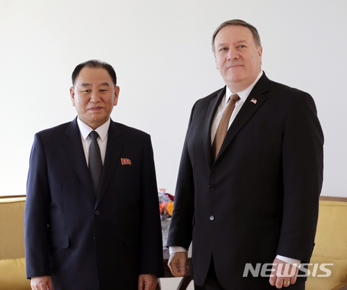 【뉴욕/AP=뉴시스】 김영철(왼쪽) 북한 노동당 부위원장과 마이크 폼페이오 미국 국무장관이 31일(현지시간) 뉴욕서 회담 전 함께 사진을 찍기 위해 포즈를 취하고 있다. 2018.05.31.