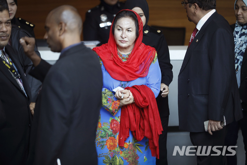 【푸트라자야(말레이시아)=AP/뉴시스】나집 라작 전 말레이시아 총리의 부인 로스마 만소르가 5일 반부패 조사를 받기 위해 푸트라자야의 반부패 조사 기관에 도착하고 있다. 그녀는 말레이시아 국부펀드 1MDB의 부패와 관련해 소환을 당했다. 2018.6.5