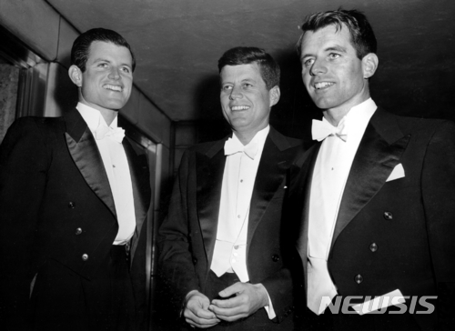 [워싱턴=AP/뉴시스]지난 1958년 3월15일(현지시간) 당시 상원의원이었던 존 F. 케네디 (가운데)와 버지니아대 학생이었던 에드워드(왼쪽), 상원 법률고문 로버트(오른쪽) 형제가 워싱턴의 한 만찬장에서 찍은 사진. (사진=뉴시스DB) 2021.08.28.