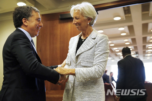 【워싱턴=AP/뉴시스】크리스틴 라가르드 국제통화기금(IMF) 총재(오른쪽)가 지난 5월10일 워싱턴의 IMF 본부에서 니콜라스 두조브네 아르헨티나 재무장관과 만나고 있다. IMF는 아르헨티나의 경제를 강화하기 위해 500억 달러(53조7800억원)의 구제금융을 지원하기로 합의했다고 7일(현지시간) 밝혔다. 2018.6.8