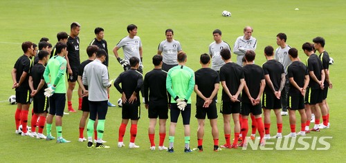 【레오강(오스트리아)=뉴시스】고범준 기자 = 2018 러시아월드컵에 출전하는 한국 축구대표팀 토니 그란데 수석코치(오른쪽 두번째)가 9일(현지시간) 오전 전지훈련 캠프인 오스트리아 레오강 스타인베르그 스타디온에서 훈련에 앞서 선수들에게 지시사항을 전달하고 있다.  신태용 감독이 이끄는 월드컵 대표팀은 오는 11일 세네갈과 비공개 평가전을 마지막으로 12일 러시아 내 베이스캠프인 상트페테르부르크(Saint Petersburg)에 입성한다. 2018.06.09.  bjko@newsis.com 