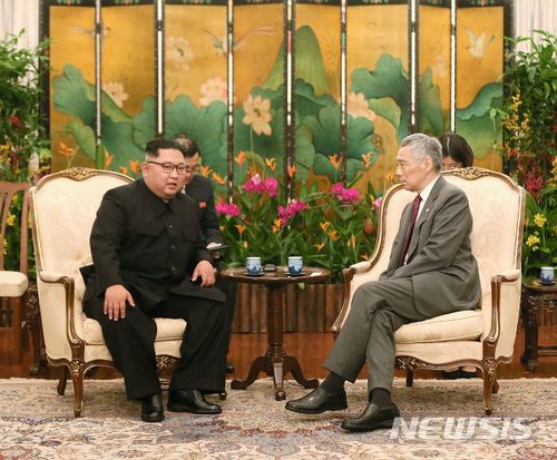 북한 김정은 위원장과 리셴룽 싱가포르 총리가 10일 저녁 이스타나궁에서 만나 환담하고 있다. <리셴룽 페북 캡쳐> 