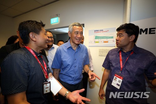 【싱가포르=뉴시스】조성봉 기자 = 북미정상회담을 이틀 앞둔 10일 오후 싱가포르 F1 빌딩에 마련된 프레스센터를 찾은 리셴룽 (Lee Hsien Loong) 싱가포르 총리가 프레스센터를 둘러보고 있다. 싱가포르 외무성은 이날 성명을 통해 리셴룽 싱가포르 총리가 김정은 북한 국무위원회 위원장과 양자회담을 가진다고 밝혔다. 2018.06.10.suncho21@newsis.com