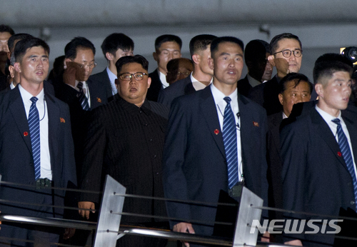 【싱가포르=AP/뉴시스】 김정은 북한 국무위원장이 경호원들에 둘러싸여 싱가포르 마리나 베이를 산책하고 있다. 2018.06.12 