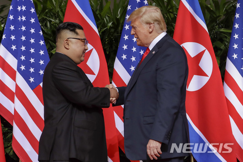 【싱가포르=AP/뉴시스】 김정은 북한 국무위원장과 도널드 트럼프 미국대통령이 12일 싱가포르 카펠라 호텔에서 처음 만나 악수하고 있다. 2018.06.12