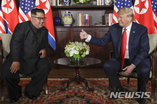 【싱가포르=AP/뉴시스】도널드 트럼프 미국 대통령이 12일 싱가포르 카펠라 호텔에서 김정은 북한 국무위원장과 만나 엄지손가락을 치켜올려 보이고 있다. 2018.06.12 